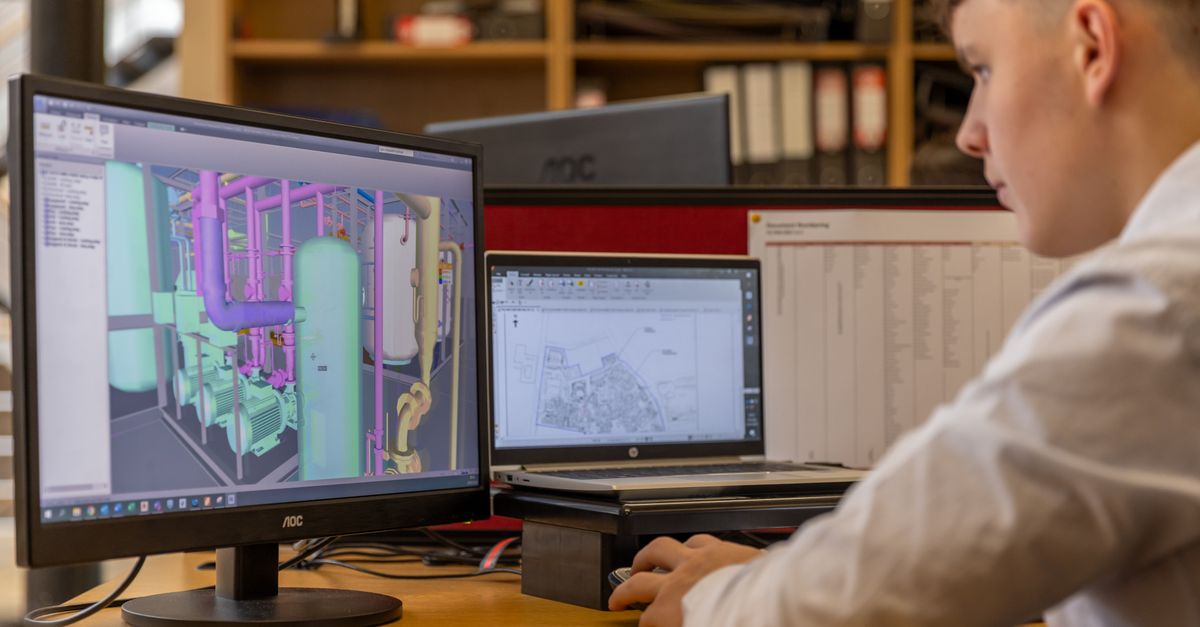 Студент работает с чертежом и 3D-моделью в САПР — основная надпись заполняется автоматически