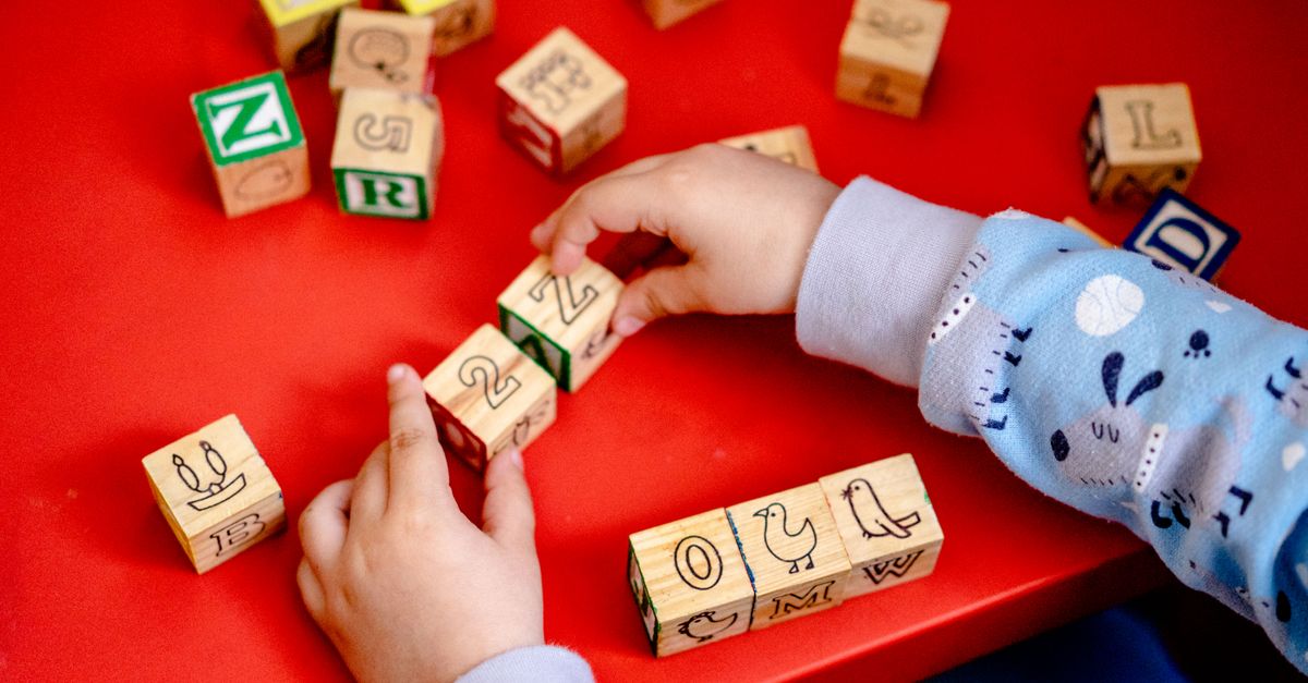 Игра с кубиками на занятии в детском саду