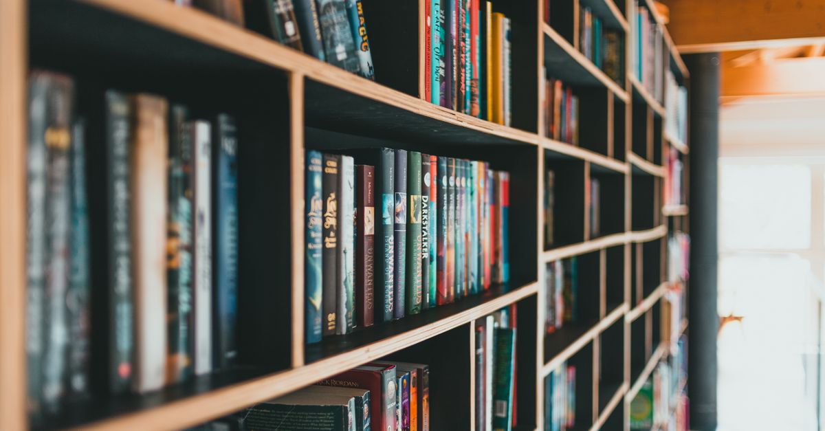 Книжные стеллажи в библиотеке вуза